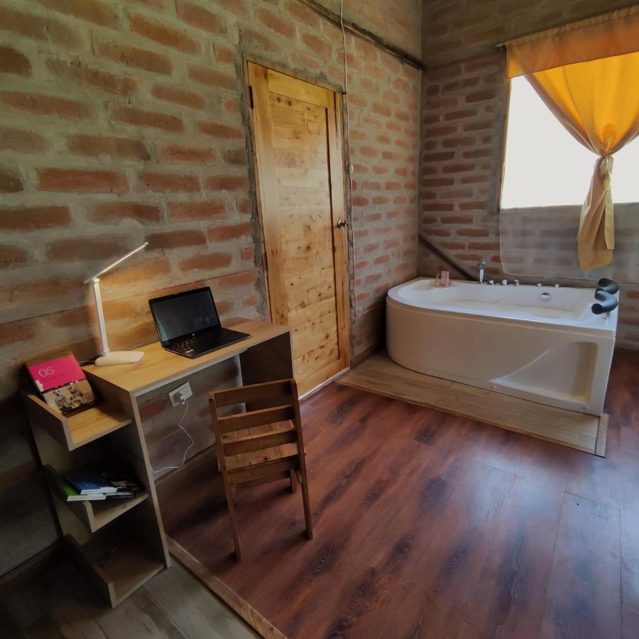 El Castillo Del Lobo Pululahua Bed & Breakfast Quito Exterior photo