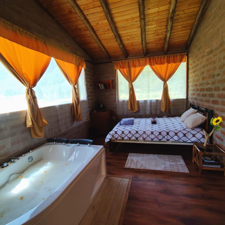 El Castillo Del Lobo Pululahua Bed & Breakfast Quito Exterior photo